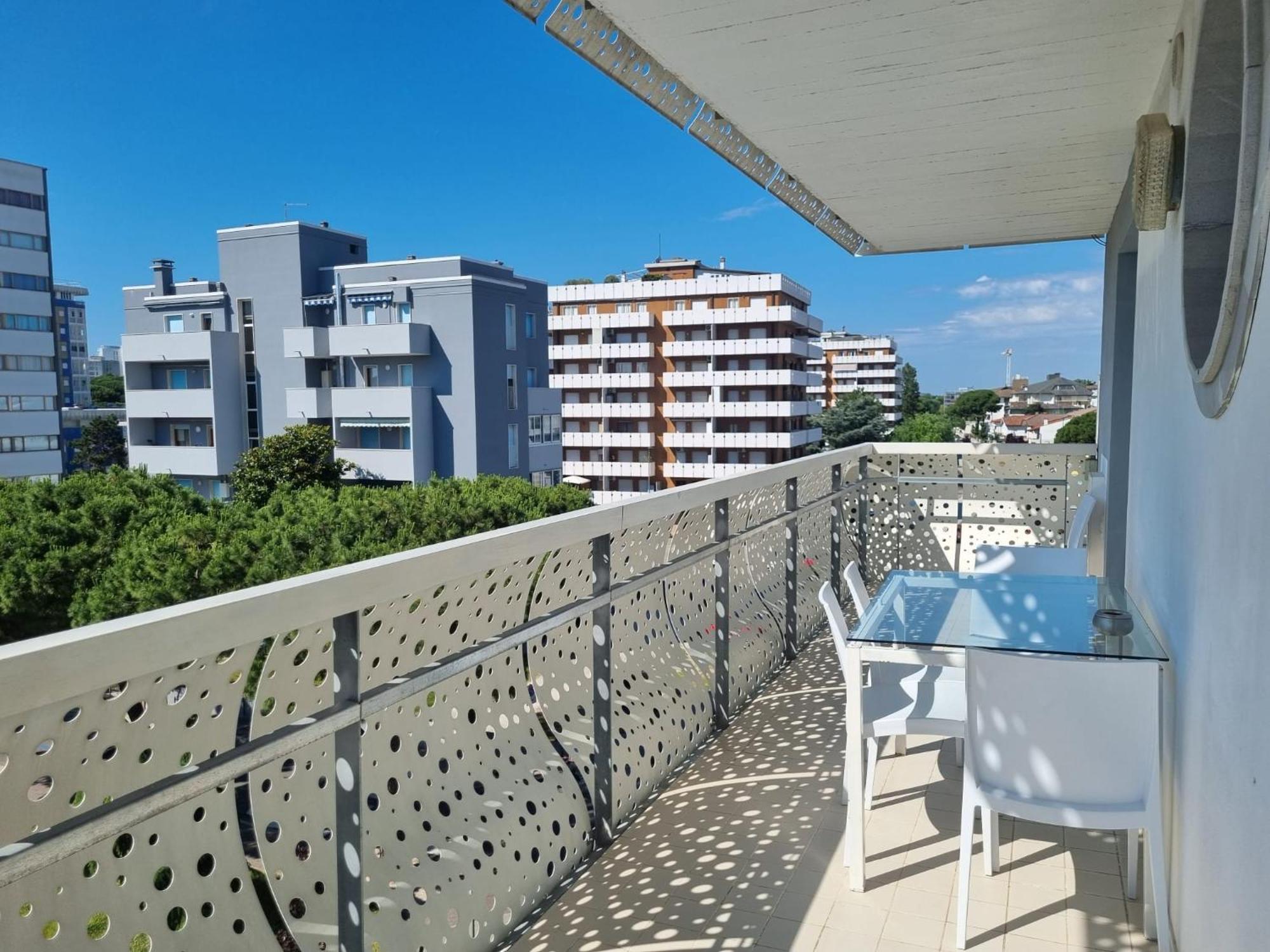 Appart-Hotel Holiday Lignano Sabbiadoro Exterior photo